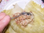 Töltött káposzta - Tégy a levél középső, felső részére 5 kanál tölteléket!