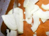 Krumplisaláta - A kettévágott fél hagymát vékonyan szeleteld fel!