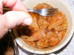 Fondüzés - A másik tálkába is tegyél csirkemelldarabokatt, és azokat is szórd meg fűszersóval!