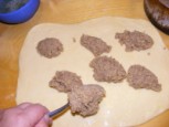 Beigli - A diótöltelék felét kupacold a tésztára!