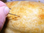 Beigli - Tésztaszurkáló tűvel szurkáld meg a két mákos beiglit!