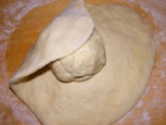 Darázsfészek - Bugyoláld be a tésztát a vajgömbbe!