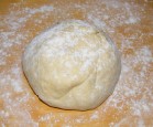 Darázsfészek - Gömbölyítsd ki a bugyolát, és szórd le liszttel!