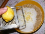 Darázsfészek - Reszeld le egy citrom héját a diótöltelékbe!
