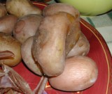 Rakott krumpli - A szabálytalan alakú krumplit jó megfőzni, mert úgy könnyű pucolni!