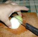 Hagymavágás - Középen vágd ketté a fél hagymát!