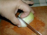 Hagymavágás - Középről balra haladva is szeleteld fel a félhagymát!