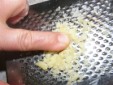 Sajtkrém - A sajt végét az ujjaddal lapítsd a reszelőhöz, úgy nyomd át rajta!