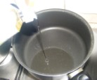 Zöldbabfőzelék - Önts egy kevés olajat egy kb. 2 literes teflonedénybe!