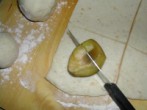 Szilvás gombóc - Van úgy, hogy a fél szilva is nagy. Ilyenkor felezd meg!