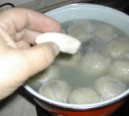 Szilvás gombóc - Ha a gombócok feljönnek a víz tetejére, akkor dobd bele a nudlikat!