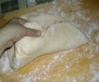 Túrós pogácsa - Nyújtás közben emelgesd meg a tésztát, és szórj alá lisztet!