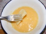 Rántott sajt - Forgasd meg a lisztes sajt mindkét oldalát a tojásban! Rántott sajt - Forgasd meg a lisztes sajt mindkét oldalát a tojásban!