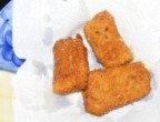 Rántott sajt - A papírtörlőre kiszedett, kész sajt. Rántott sajt - A papírtörlőre kiszedett, kész sajt.