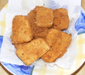 Rántott sajt - Kész, tálban. Rántott sajt - Kész, tálban.