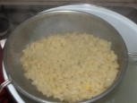Sztrapacska - A megfőtt krumpligaluska a szűrőben