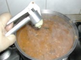 Lencsefőzelék - Fokhagymanyomóval préseld a lencséhez a fokhagymagerezdeket!