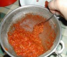 Csipkelekvár - A jól kinyomkodott masszát kapard fel a kanállal!
