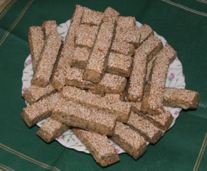 Szezámos - A szezámos rudacskák kínálótányéron