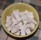 Zöldséges tofu - Vágd kockákra a tofut!