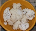 Rántott karfiol - A főzésre kész karfiol-rózsák a mosótálban.