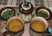 Citromfű-tea - Tedd a fűtartót a megfordított fedőbe!