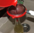 Bodzaszörp - A kancsóból tölcsérrel egy újabb szűrőn át öntsd a szörpöt tiszta üvegbe!