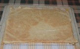 Túrós szelet - Borítsd a megsült tésztalapot a tálcára!
