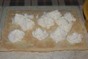 Túrós szelet - Az egyik tésztalapra kupacokban oszd el a túrókrém felét!