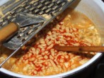 Paprikás krumpli - Szaggatás közben keverd meg a nokedliket!