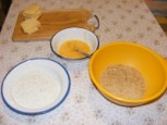 Rántott sajt - Készítsd oda a panírozás kellékeit! Rántott sajt - Készítsd oda a panírozás kellékeit!